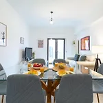 Portucale ! Lapa Vintage Apartment Lisbon